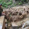 Wabup Kuningan saat meninjau lokasi bencana longsor.